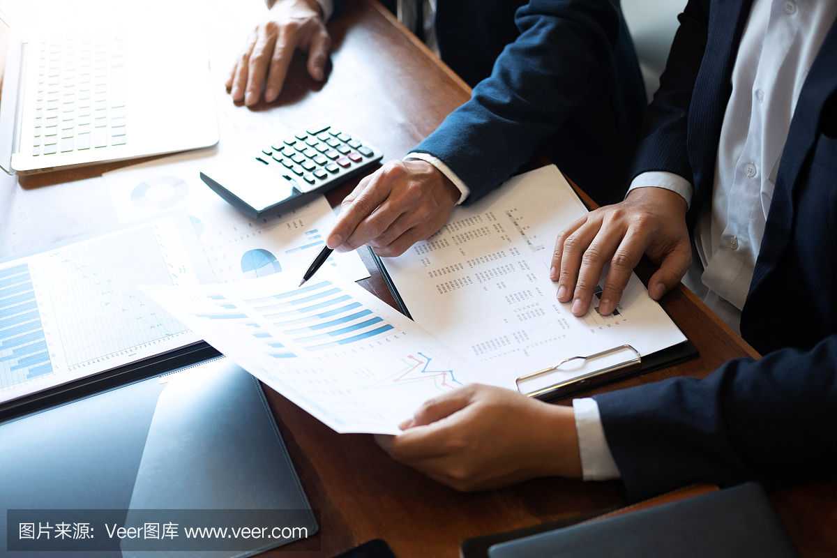 專業(yè)的商業(yè)合作伙伴團(tuán)隊(duì)從會(huì)議討論到演講策劃投資項(xiàng)目工作分析和商業(yè)策略與合作伙伴公司進(jìn)行對(duì)話