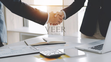 投資理念,投資者策劃財(cái)務(wù)數(shù)據(jù)業(yè)績(jī)報(bào)告。照片攝影